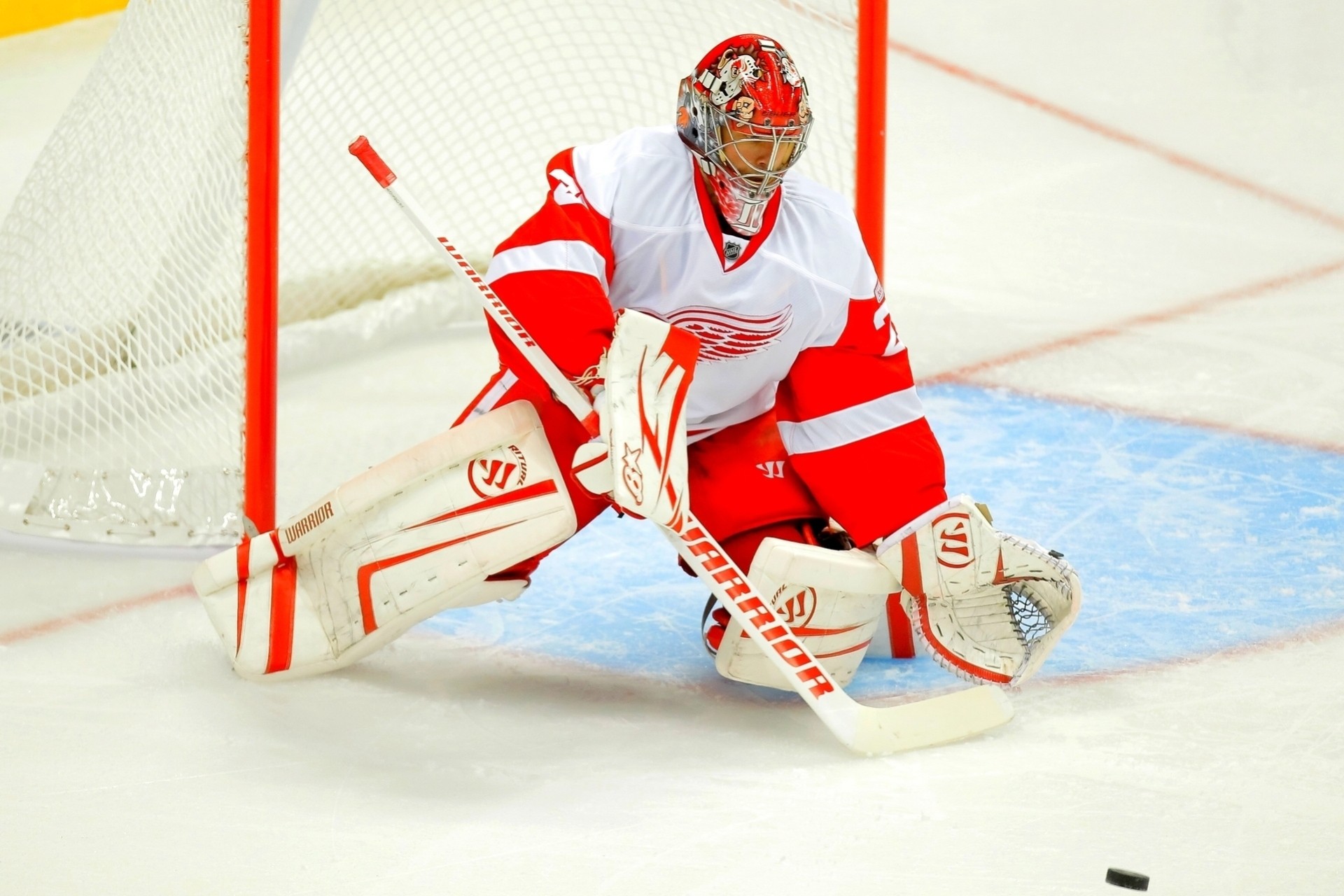 puck puerta palo alas hielo aro máscara hockey portero partido blanco rojo