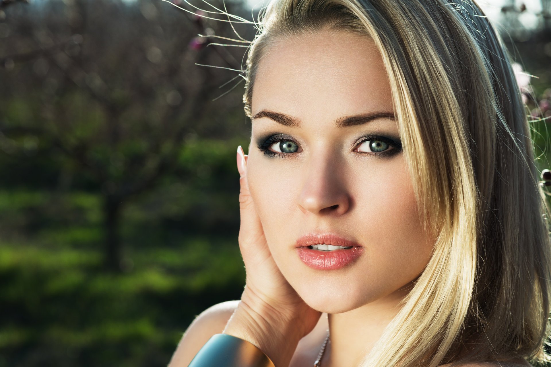 ragazza trucco sguardo ombra capelli biondo occhi verdi mano natura