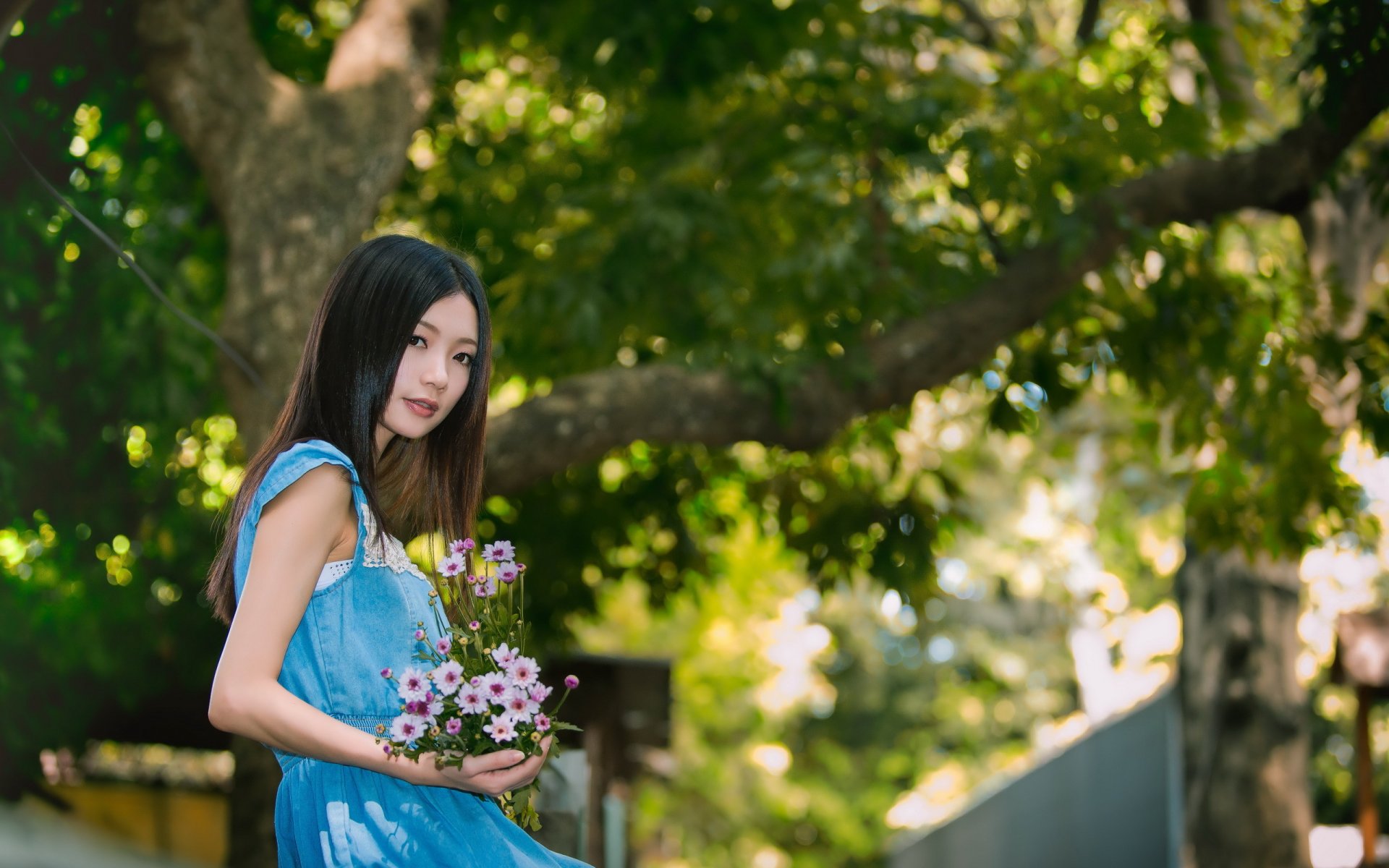 ragazza asiatica fiori umore