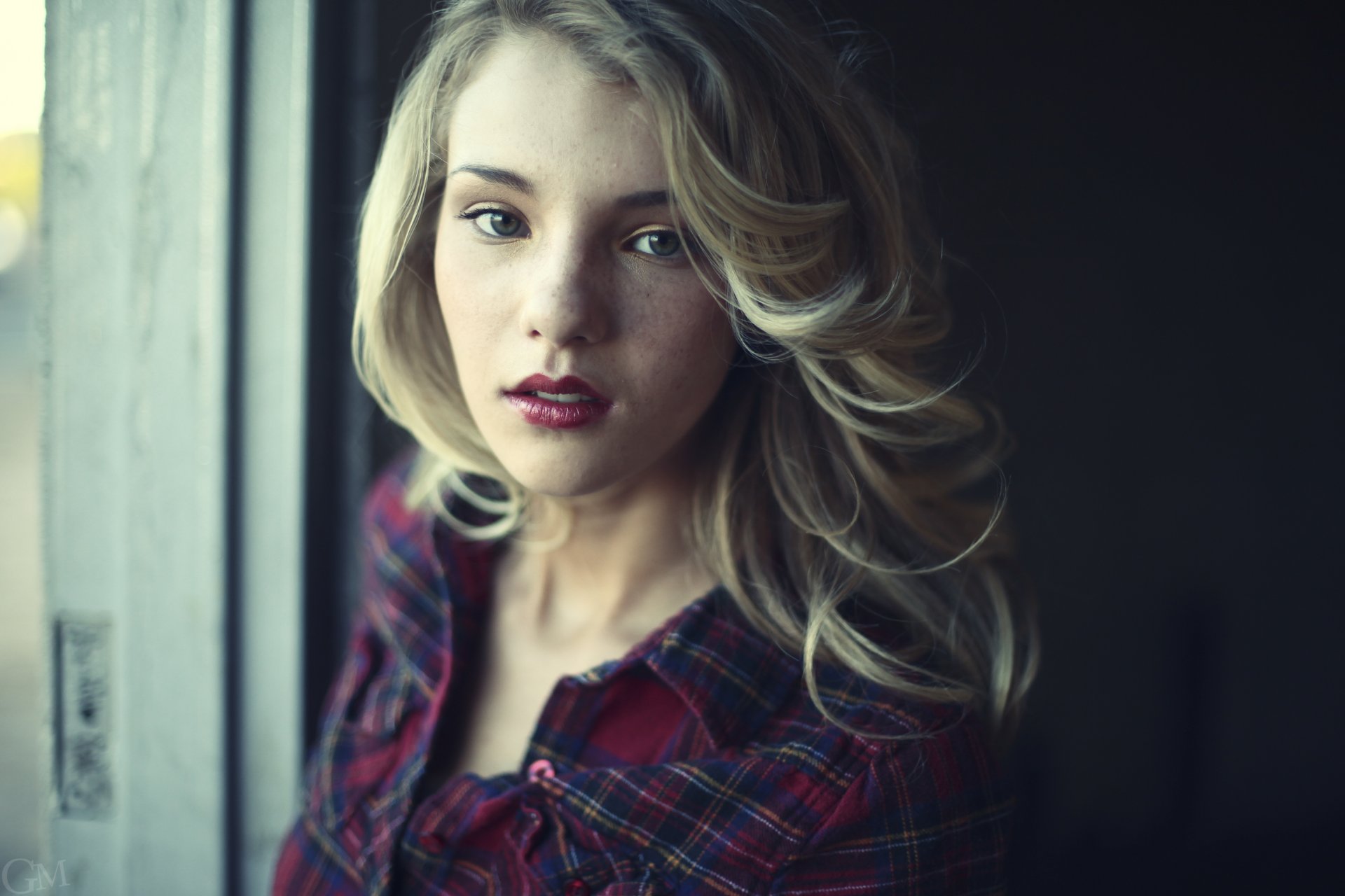 rachel ann yampolsky ragazza bionda camicia viso