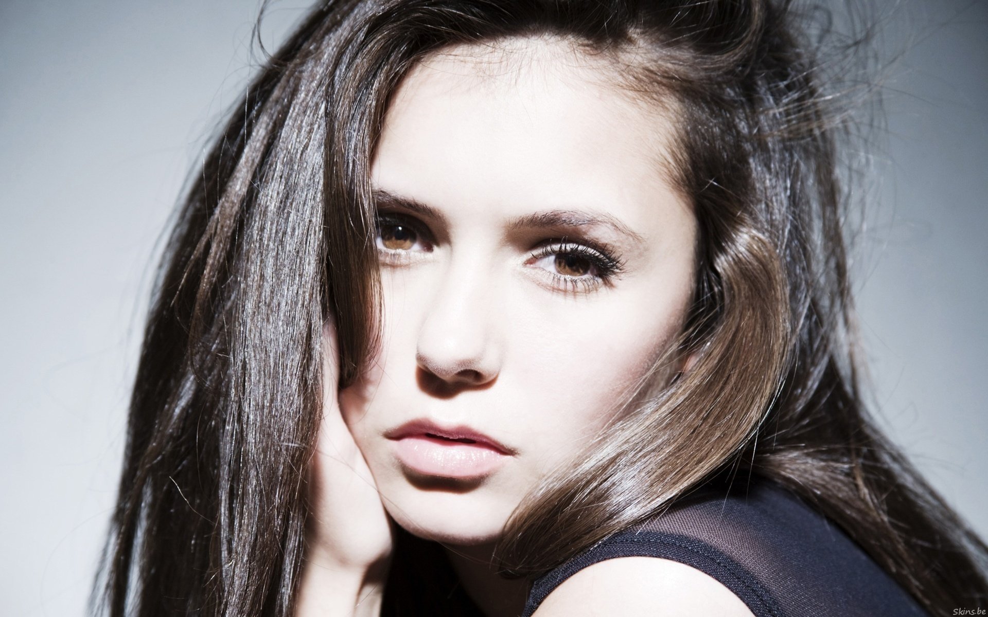 nina dobrev vampire diaries actrice fille brunette série tv vue