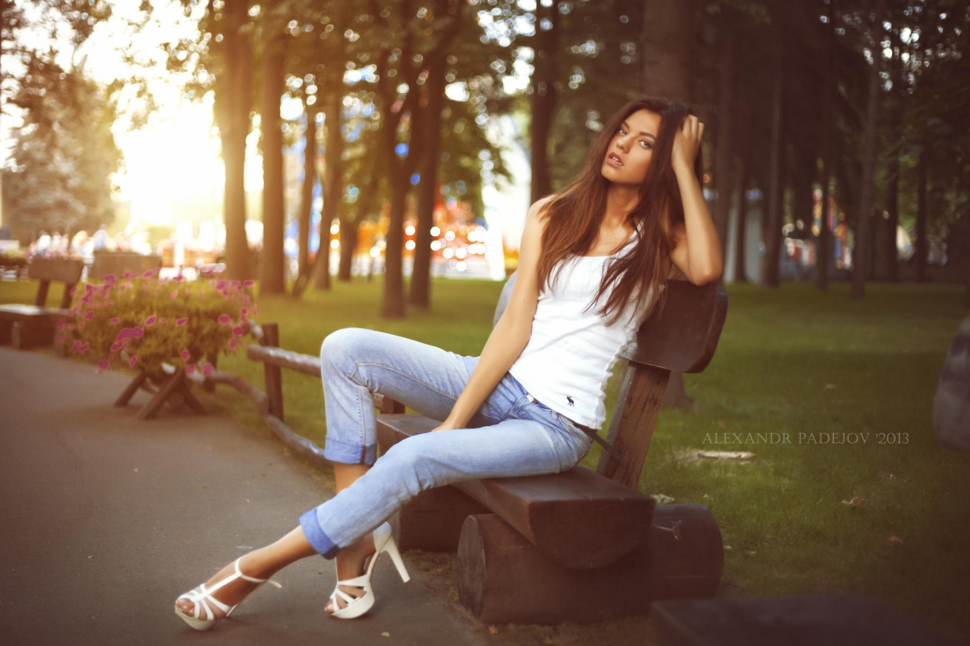 alexander padezhov fotógrafo parque banco chica flores piernas tacones mirada belleza