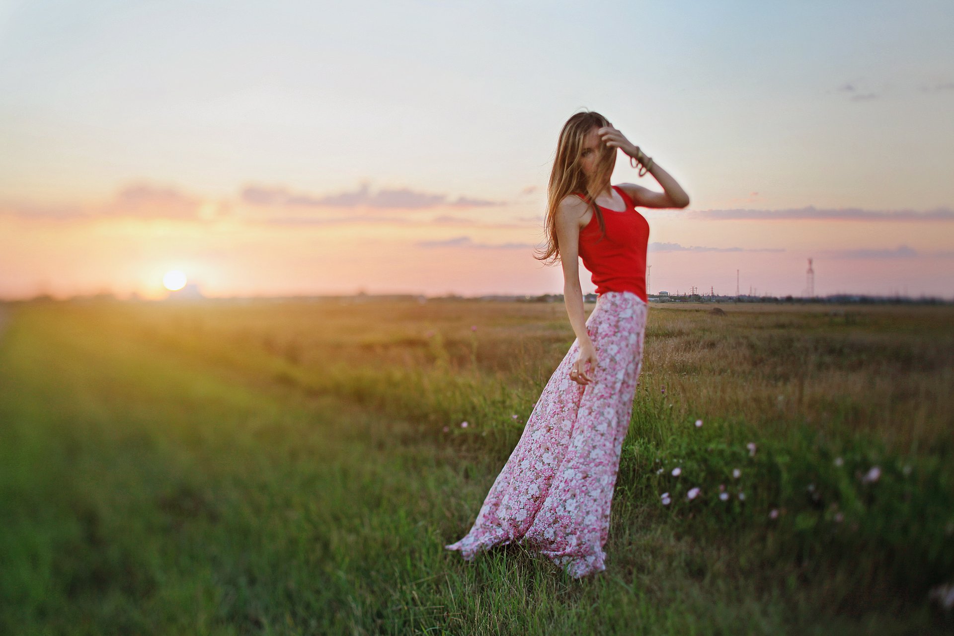 mädchen armbänder feld blumen sonne sonnenuntergang