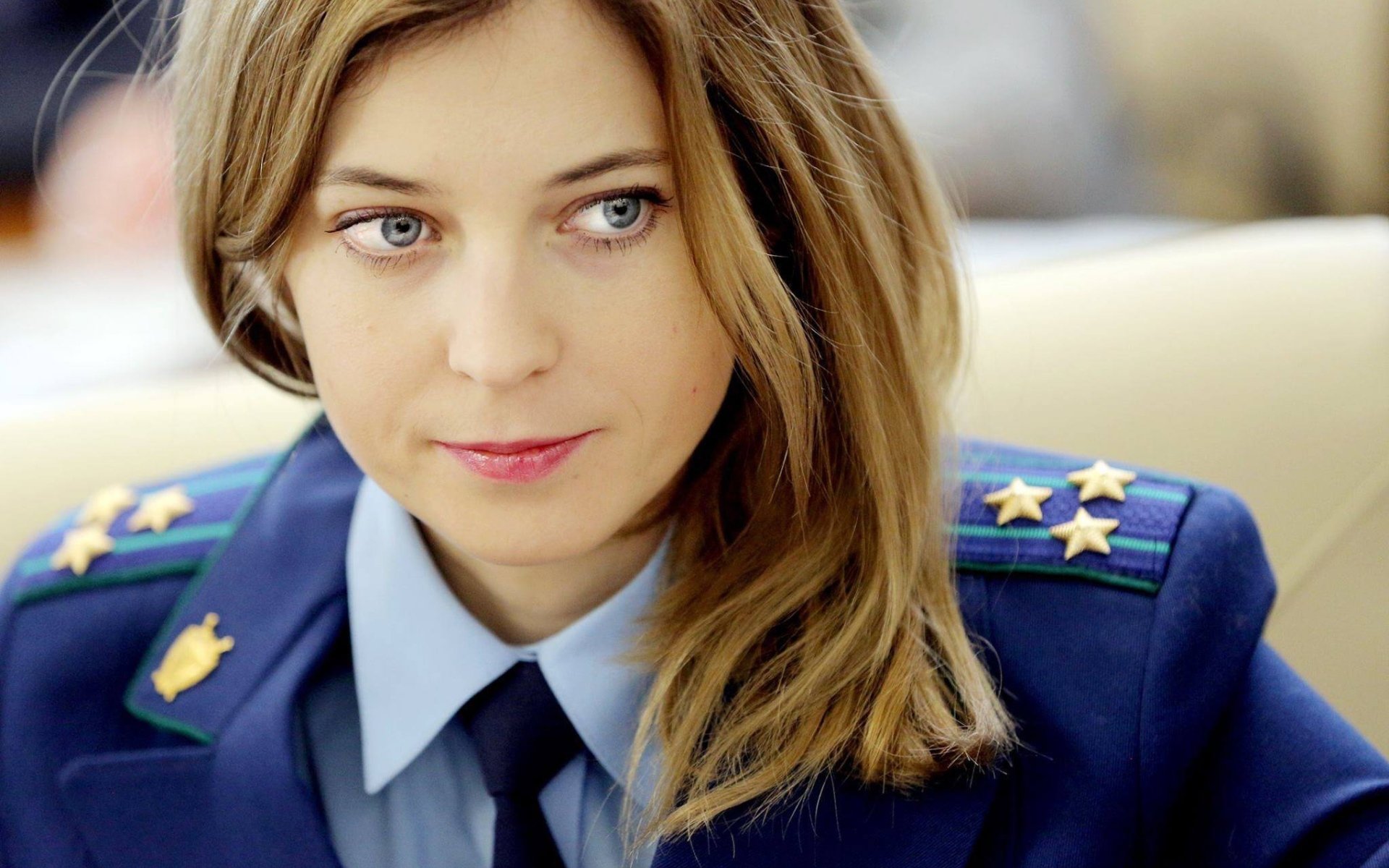 natalia poklonskaya dziewczyna piękna ładna szczupła twarz oczy spojrzenie włosy usta sytuacja nastrój mundur pagony koszula prokurator krym rosja