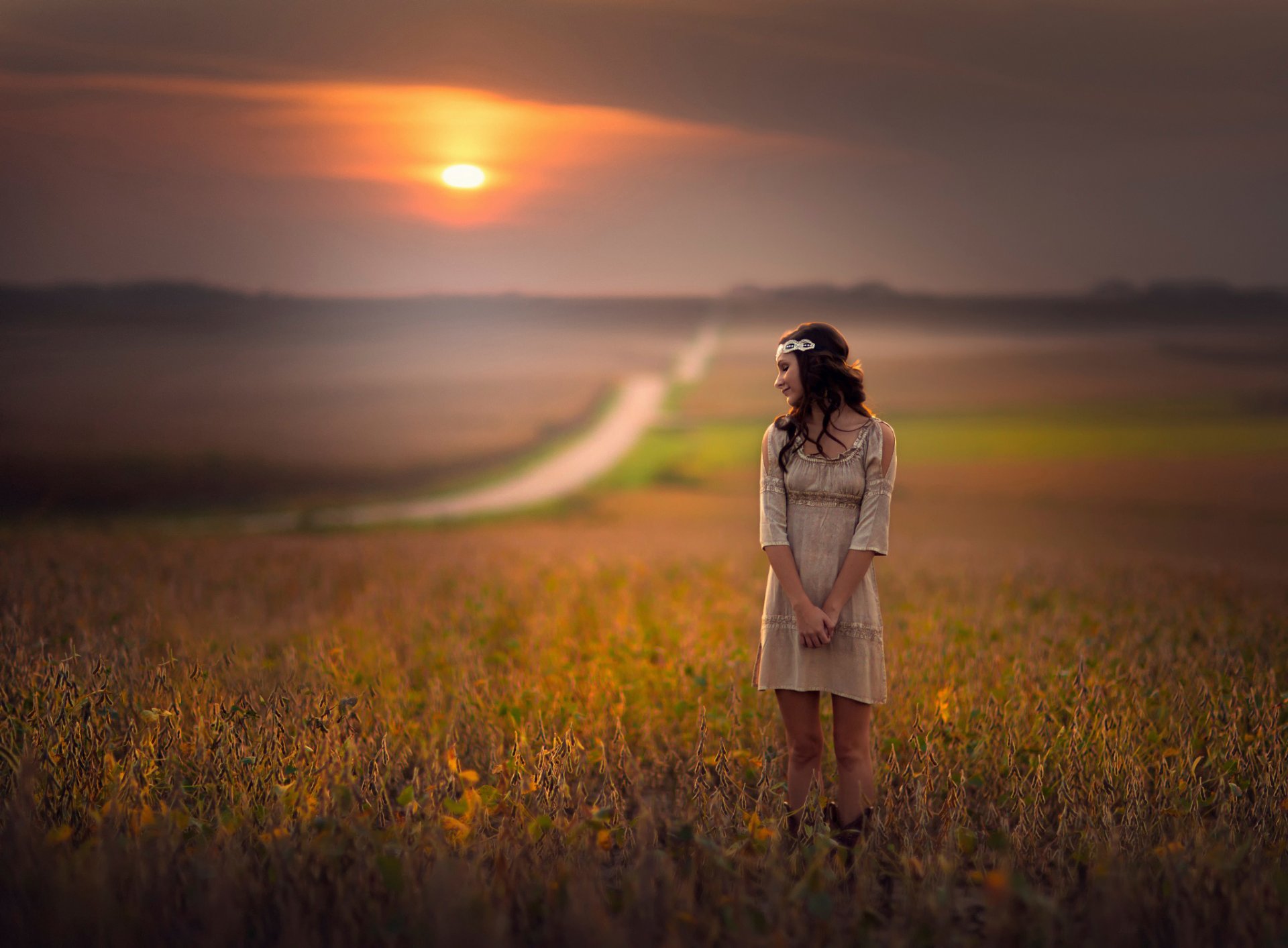 ragazza campo strada sole