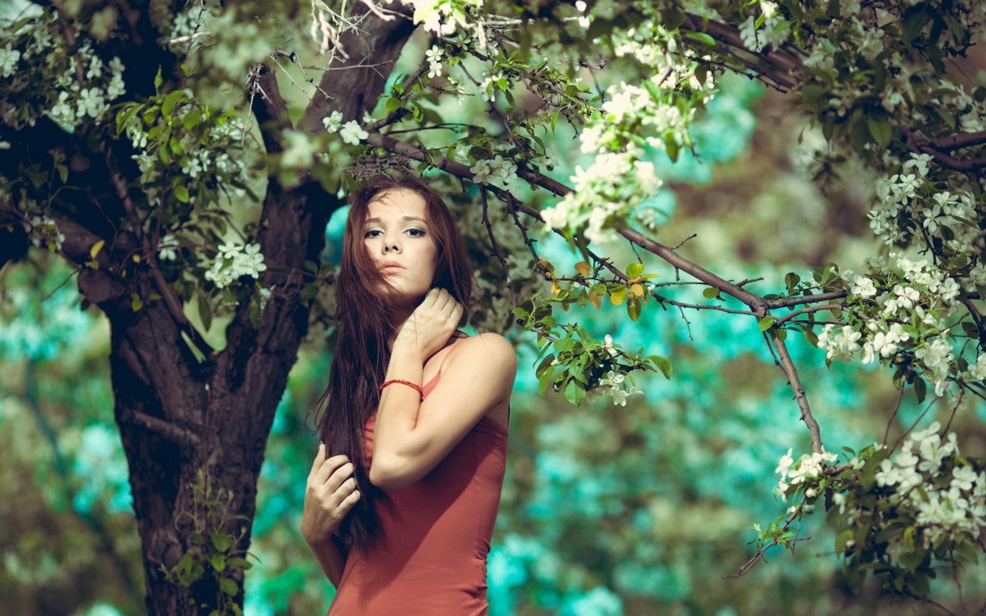 chica árbol jardín