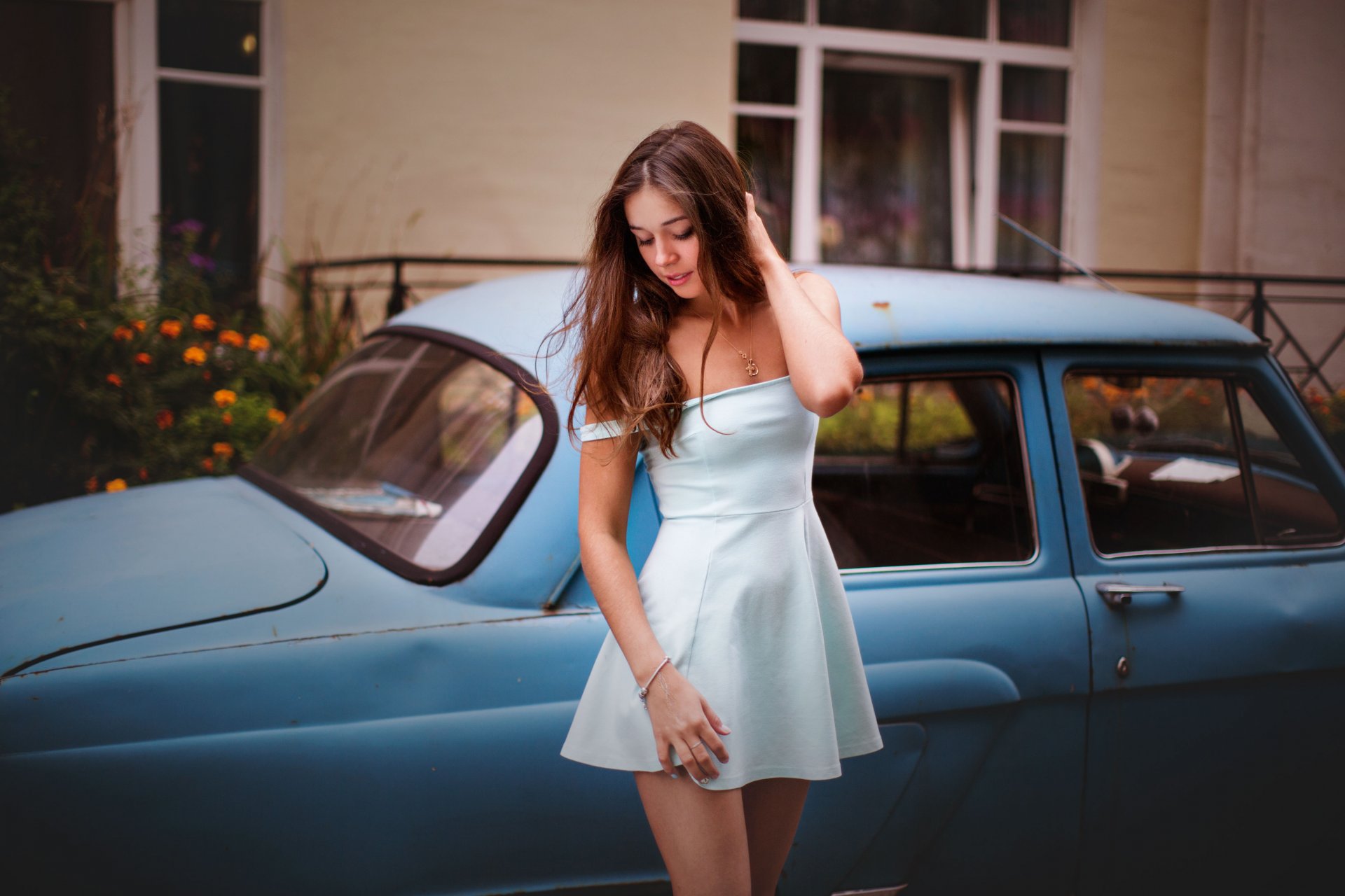 mädchen brünette kleid pose figur haus blumen auto