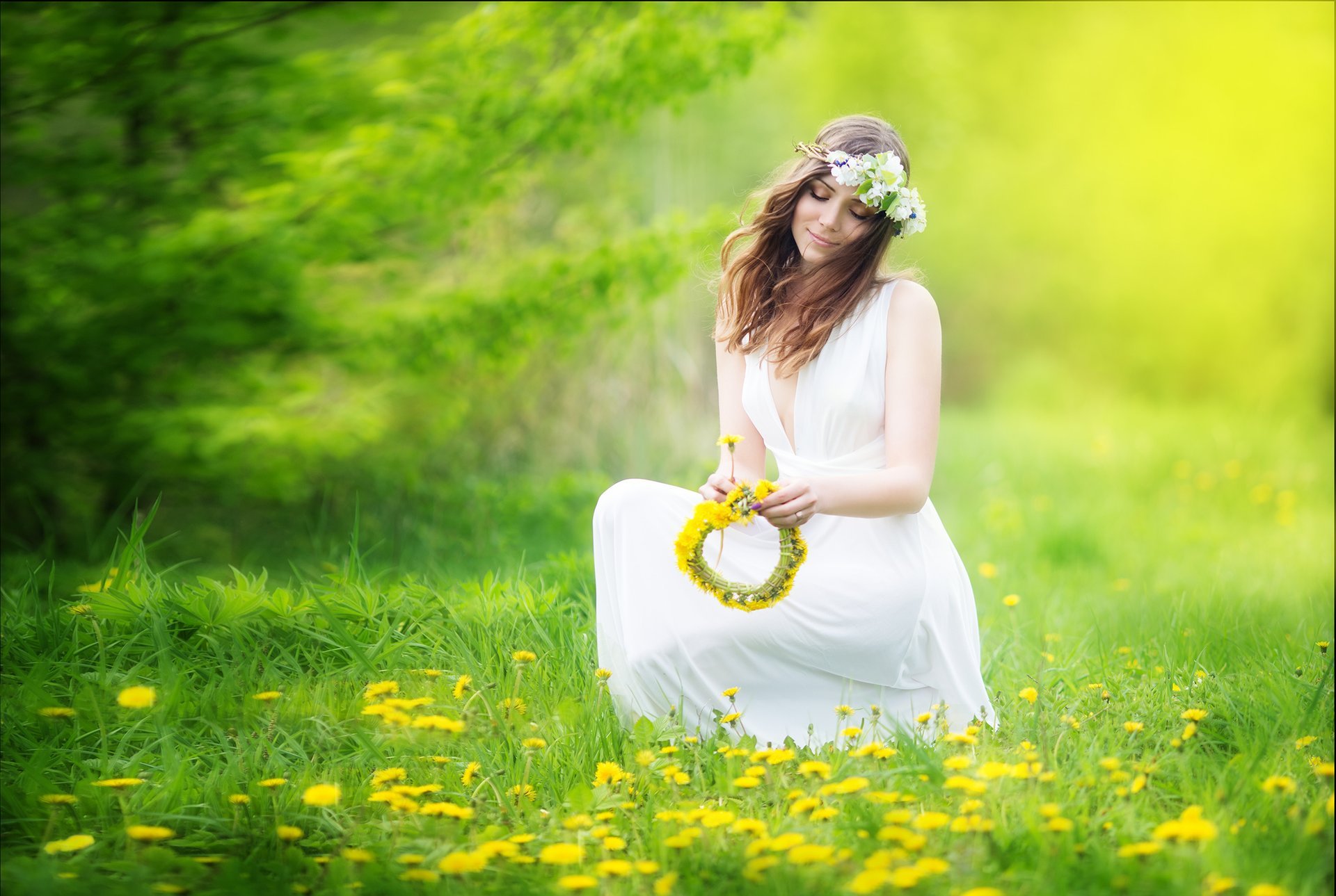 fille cheveux bruns vent couronne fleurs pissenlits