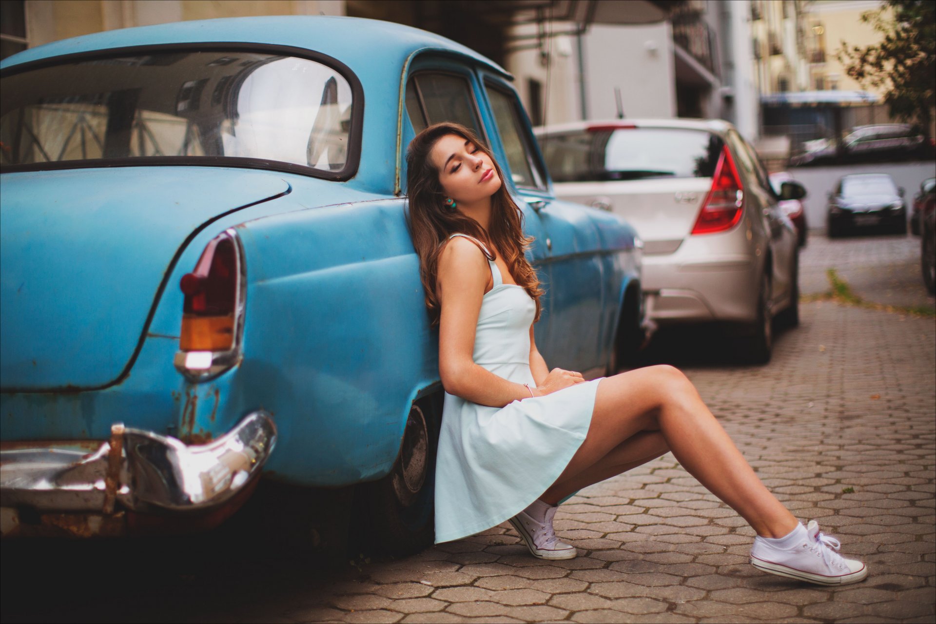 ragazza bruna vestito gambe scarpe da ginnastica strada auto auto