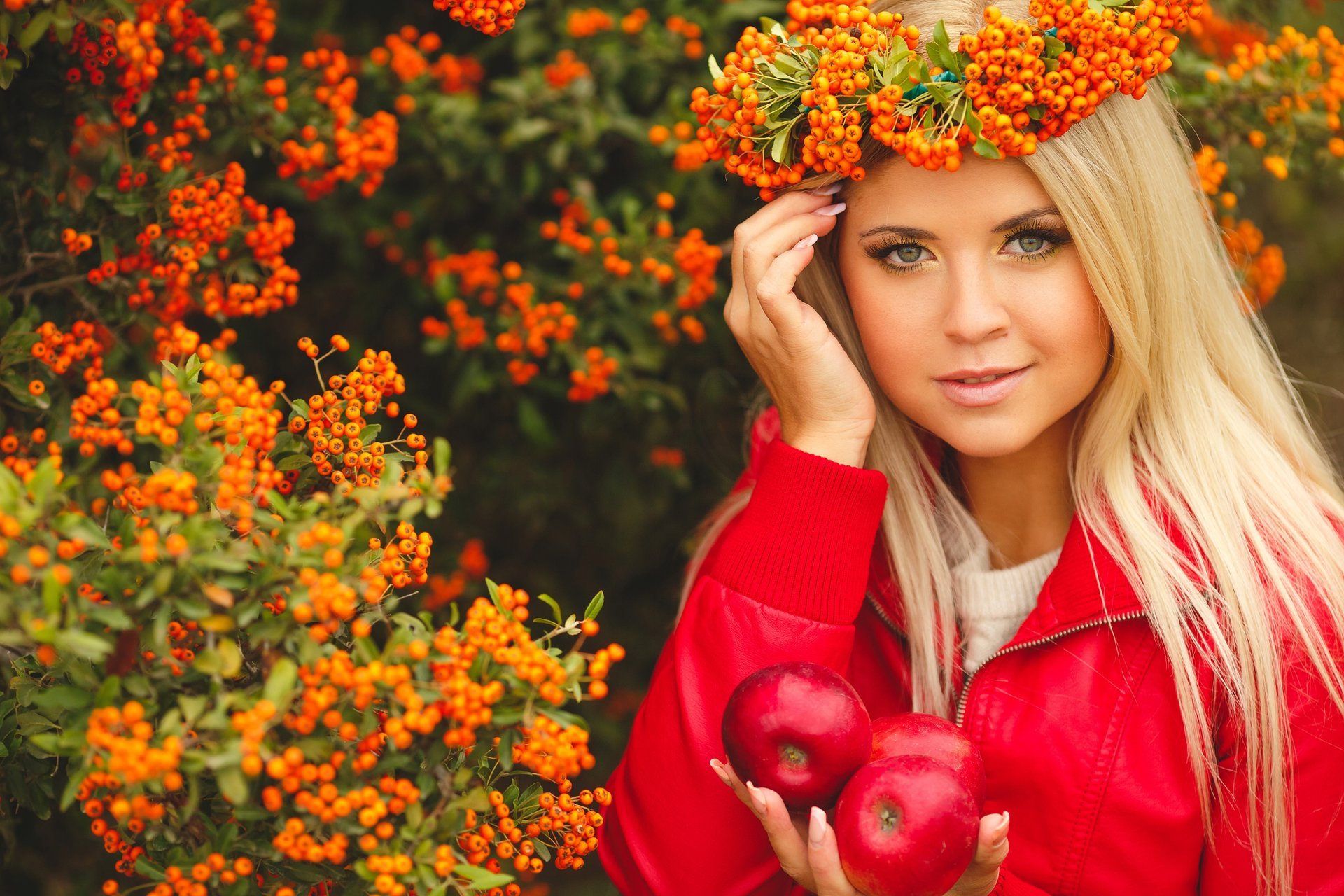 serbal manzanas chica maquillaje corona mirada sonrisa