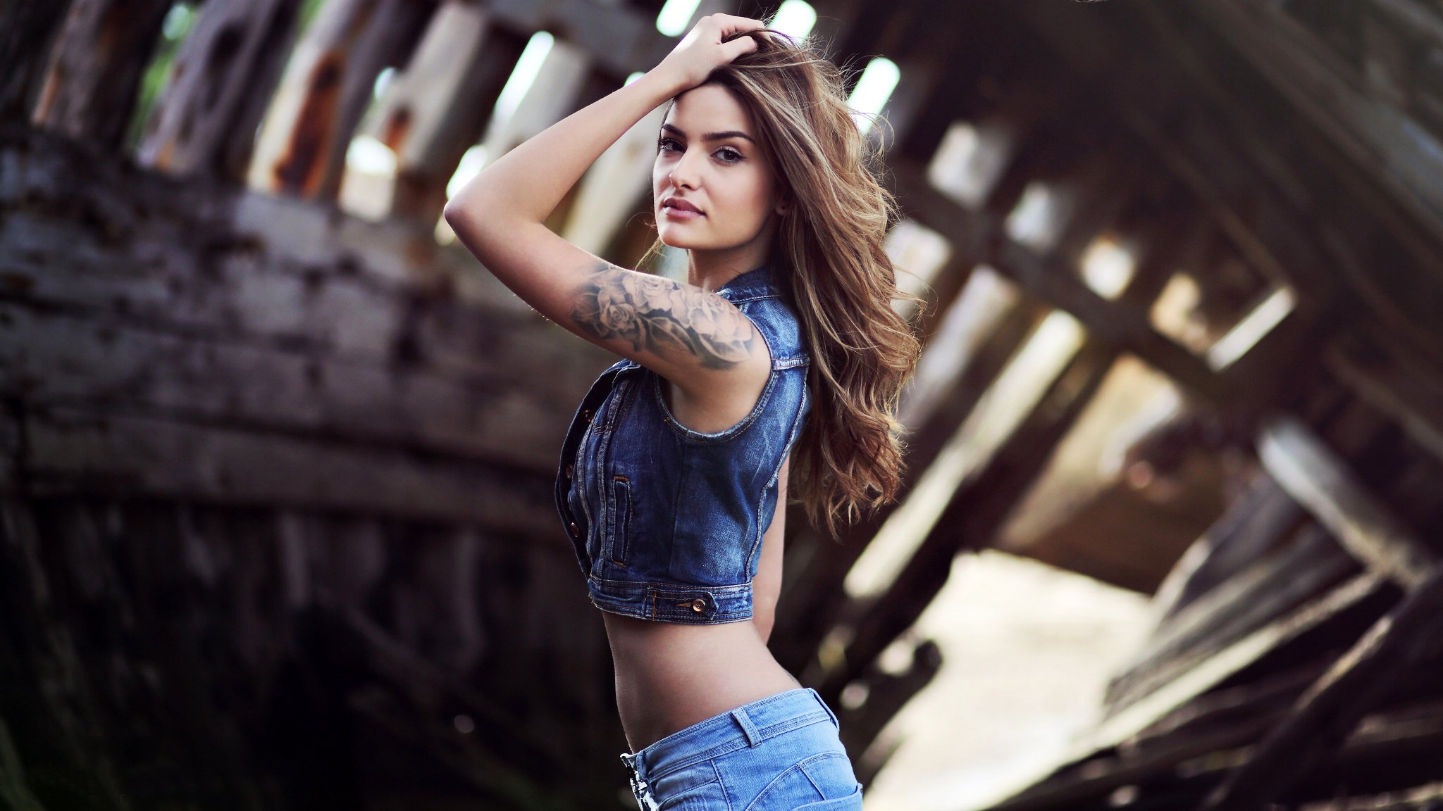 eva fille modèle brunette cheveux vue tatouage