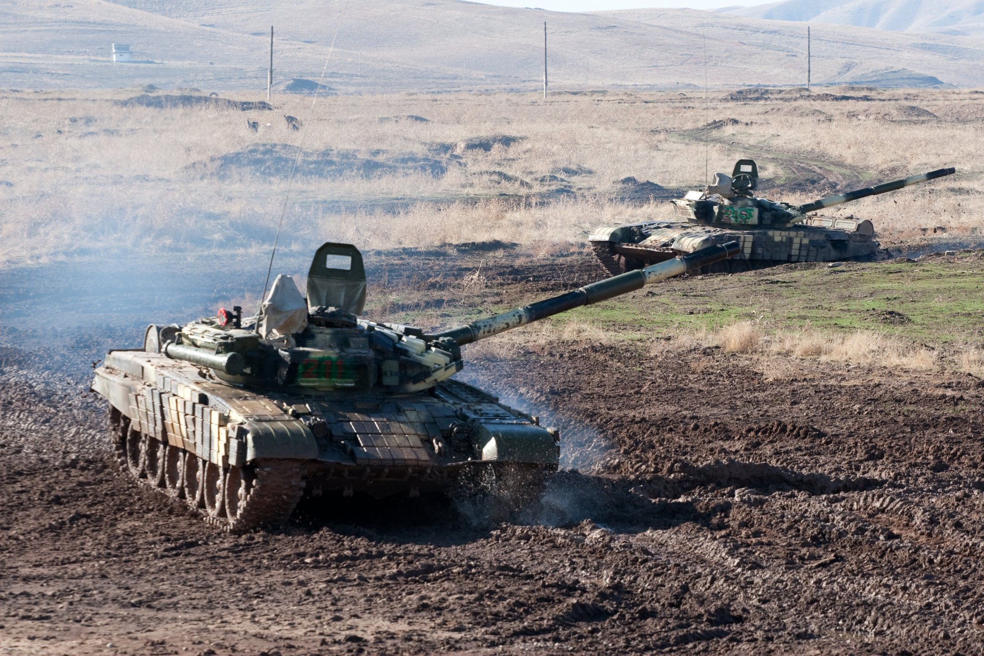 estribaciones carros de combate t-72b carretera barro con