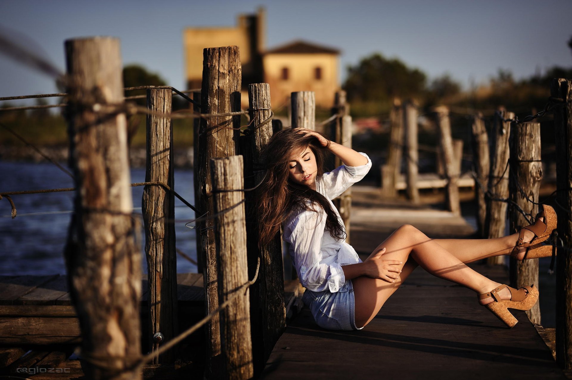 giovanni zacche fotograf mädchen pose beine absätze shorts bluse licht fokus