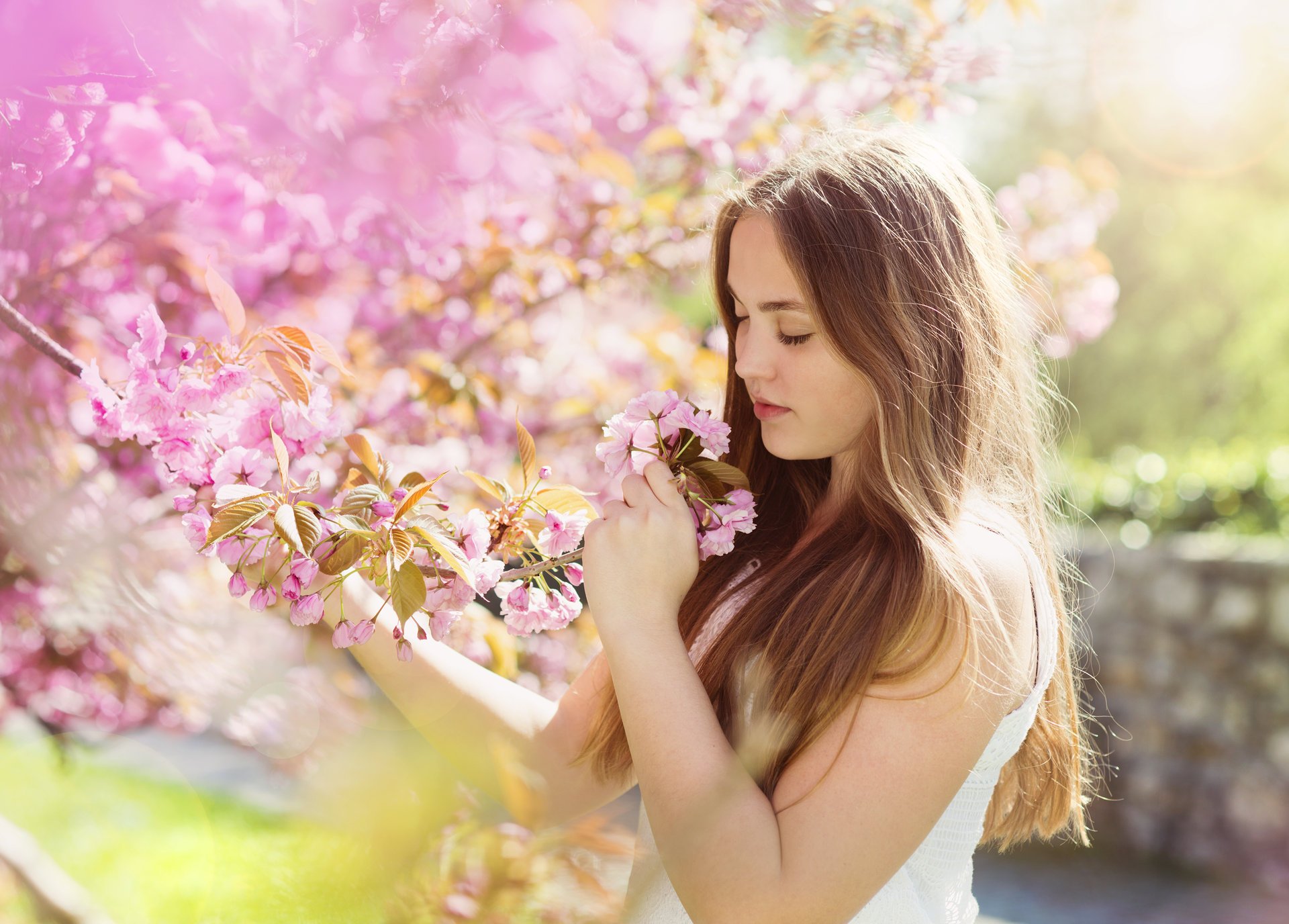 fille aux cheveux bruns printemps fleurs cheveux bruns ressort