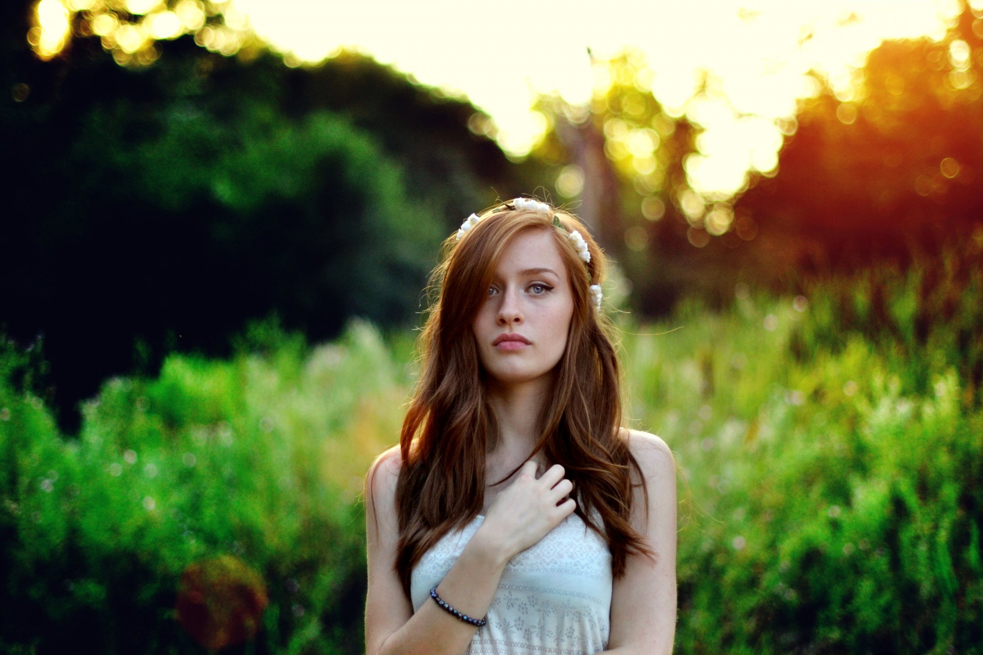 chica mirada corona flechas