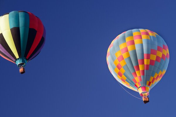 Palle in un bel cielo blu