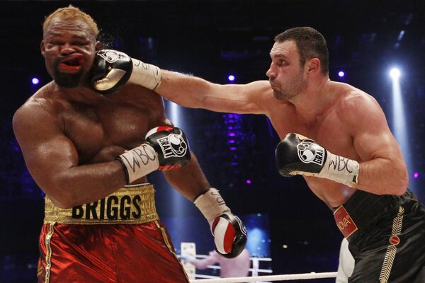 Klitschko s brutal blow to the opponent s face