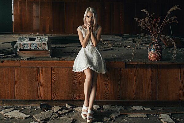 Fille blonde dans un bâtiment abandonné