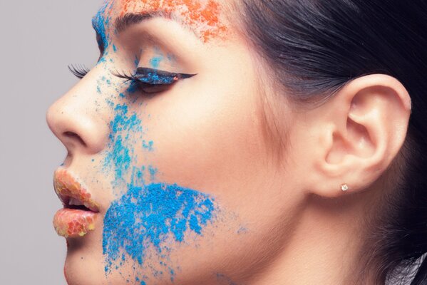 Mädchen mit falschen Wimpern und buntem Make-up