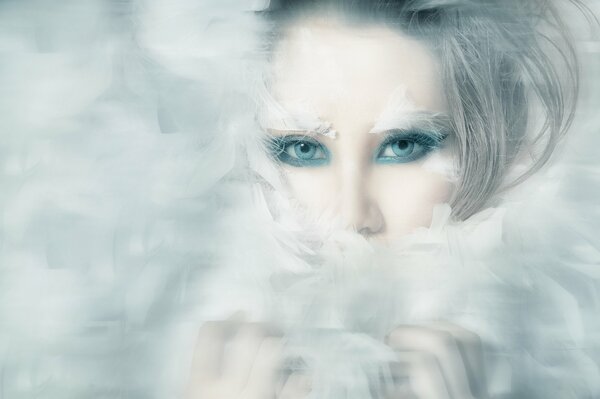 Foto eines Mädchens im Schnee-Thema mit Winter-Make-up