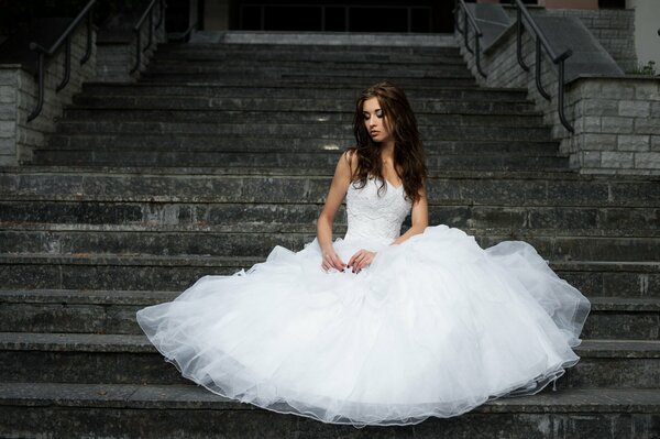 La novia en las escaleras sombrías