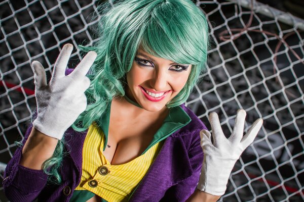 Chica con el pelo verde en traje de cosplay