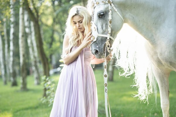 Fille sur un cheval en robe