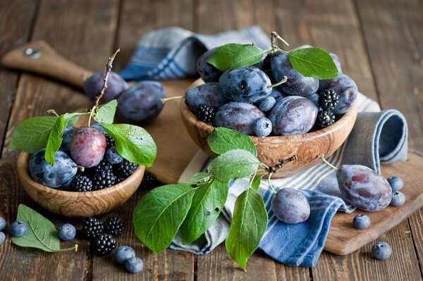 Pflaumen, Brombeeren und Blaubeeren auf dem Tisch