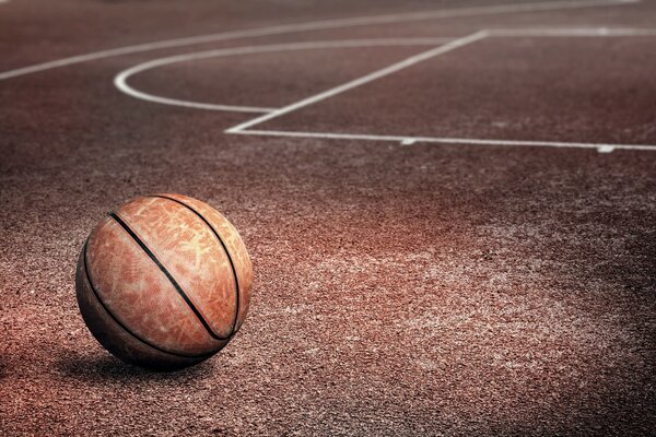 Pelota de baloncesto en el campo de deportes