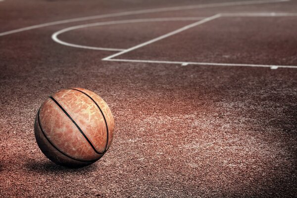 Баскетбольный мяч на спортивной площадке