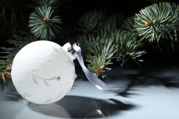 Hermosa bola de Navidad blanca helada de nieve