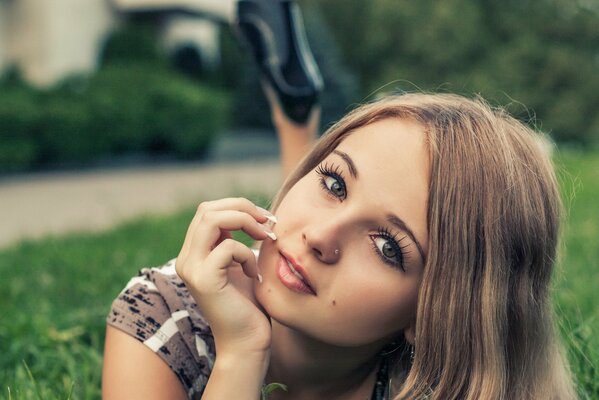 Linda chica con una mirada abierta