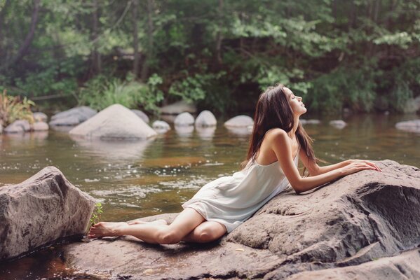 The girl on the uamna near the river