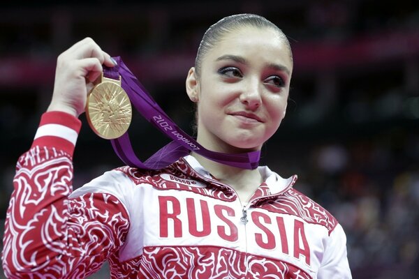 Gimnastyczka Alia Mustafina z medalem