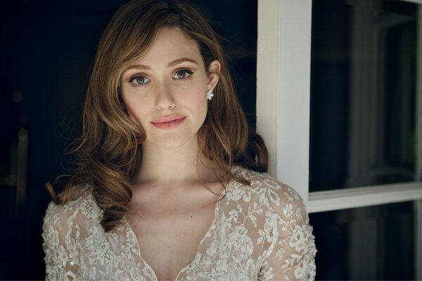 La sofisticada actriz y cantante Emmy Rossum