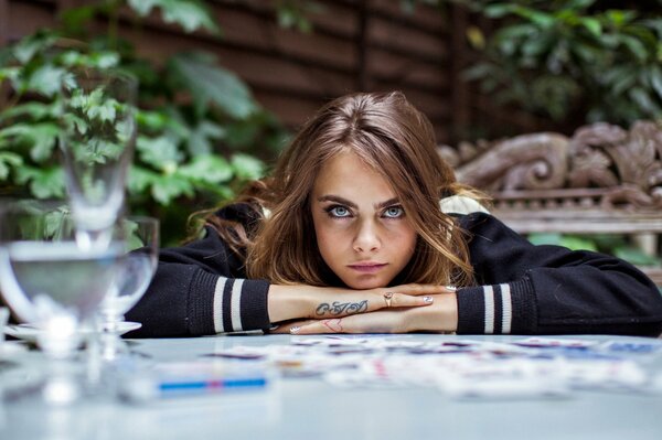 La chica con la mirada fija en la distancia