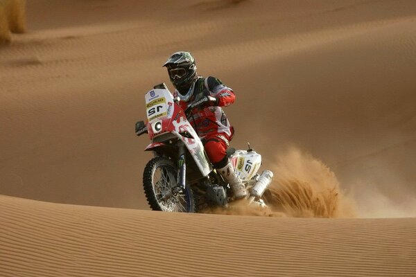 Corredor de motos entre las dunas de arena