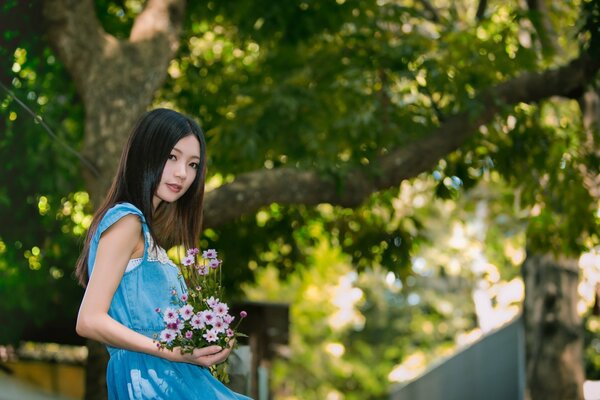 Chica con flores en un día soleado