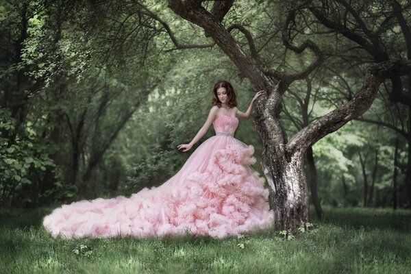 Chica en un hermoso vestido rosa con curvas