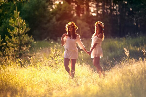 Chicas con coronas en la cabeza en un claro del bosque