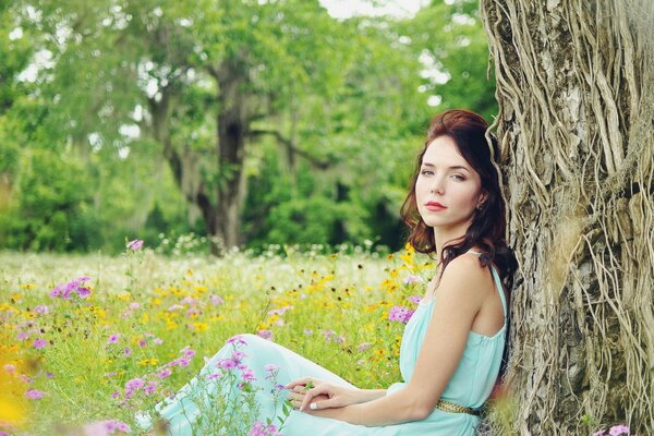 Hermosa chica en un campo de flores