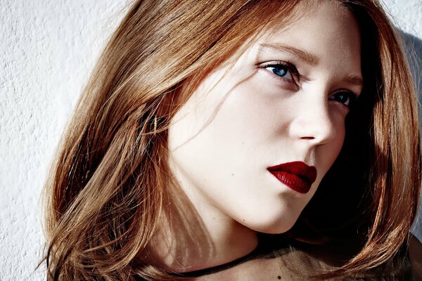 Lea Seydoux mit leuchtend rotem Lippenstift auf den Lippen