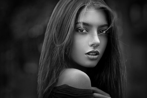 Photo en noir et blanc d une jeune fille