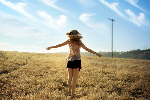 Ragazza che gira nel campo