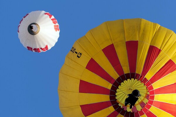 Die Kugeln im blauen Himmel schweben