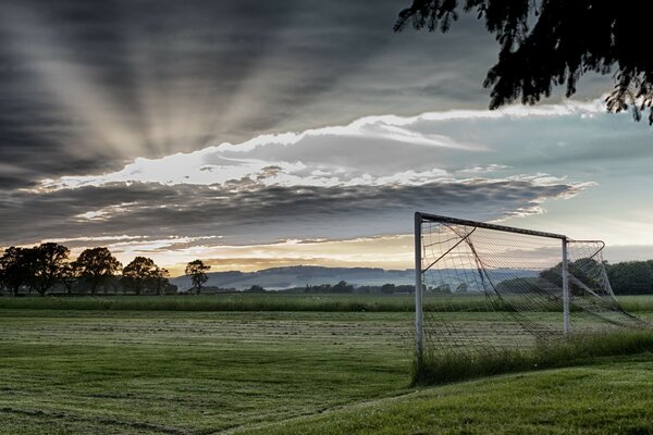 Футбольные ворота на поле под открытым небом