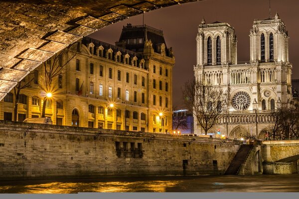 Под мостом в Париже поздней ночью