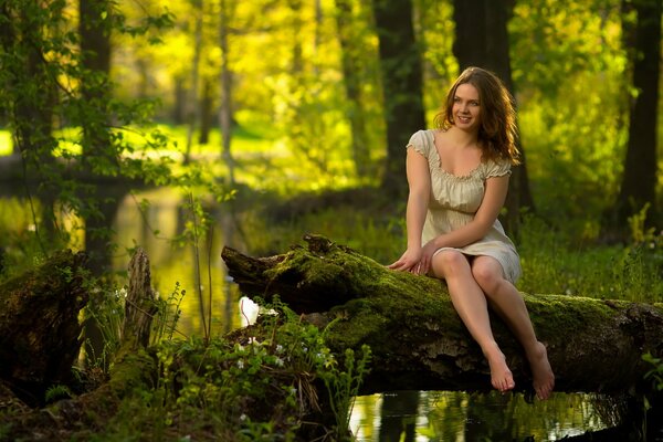 Sommerfoto eines Mädchens im Wald