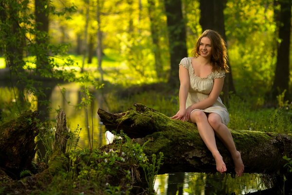 Photo d été d une fille dans la forêt