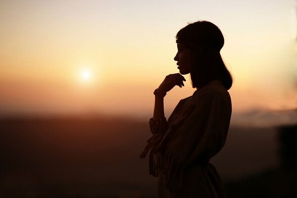 Silueta de una niña al atardecer